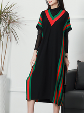 Sommerliches, stilvolles, gestreiftes, langes, gestricktes Midikleid mit Fledermausärmeln